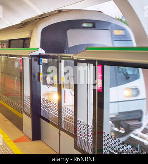 Light Rail Transit Zug kommt an eine Station in Singapur. U-Bahn Bewegungsunschärfe Stockfoto