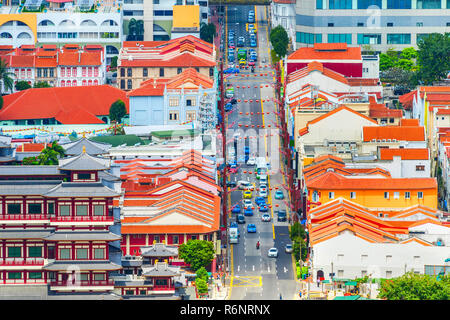 Architektur von Chinatown in Singapur, Ansicht von oben mit der PKW-Verkehr auf der Straße Stockfoto