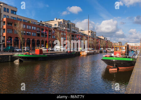 Kanal mit Booten in den kleinen niederländischen maritime Stadt, Katwijk aan Zee, Niederlande Stockfoto
