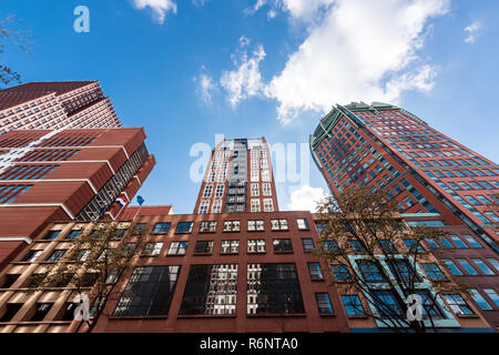 Den Haag, Niederlande - 28 April 2016: Büro Wolkenkratzer vor blauem Himmel Hintergrund Stockfoto