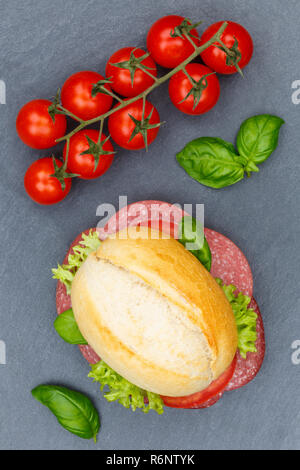 BrÃ¶tchen Sandwich Baguette belegt mit Salami Schinken Schieferplatte Hochformat von Ihr Browser kann leider keine eingebetteten Frames anzeigen Stockfoto