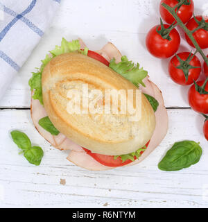 BrÃ¶tchen Sandwich Baguette belegt mit Schinken Quadrat von Ihr Browser kann leider keine eingebetteten Frames auf Holzbrett Stockfoto