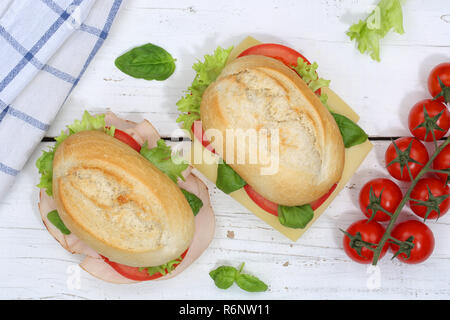 BrÃ¶tchen Sandwich Baguette belegt mit KÃ¤se und Schinken von Ihr Browser kann leider keine eingebetteten Frames auf Holzbrett Stockfoto