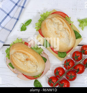 BrÃ¶tchen Sandwich Baguette belegt mit KÃ¤se und Schinken Quadrat von Ihr Browser kann leider keine eingebetteten Frames auf Holzbrett Stockfoto