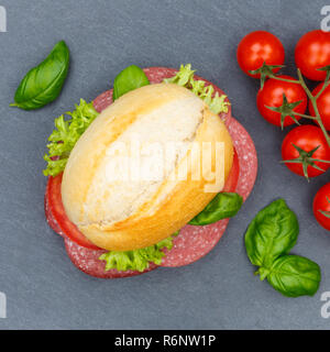 BrÃ¶tchen Sandwich Baguette belegt mit Salami Schinken Quadrat von Ihr Browser kann leider keine eingebetteten Frames anzeigen Schieferplatte Stockfoto