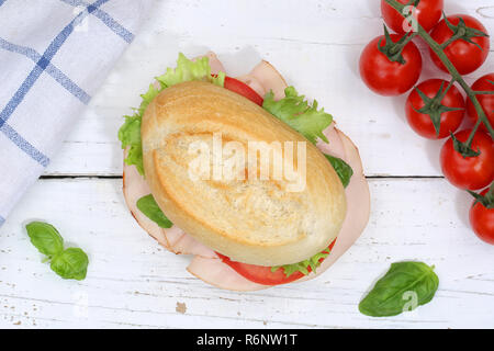 BrÃ¶tchen Sandwich Baguette belegt mit Schinken von Ihr Browser kann leider keine eingebetteten Frames auf Holzbrett Stockfoto