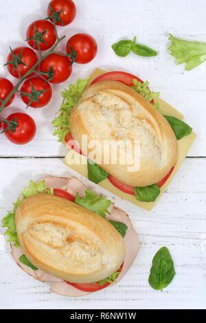 BrÃ¶tchen Sandwich Baguette belegt mit KÃ¤se und Schinken auf Holzbrett Hochformat von Ihr Browser kann leider keine eingebetteten Frames anzeigen Stockfoto