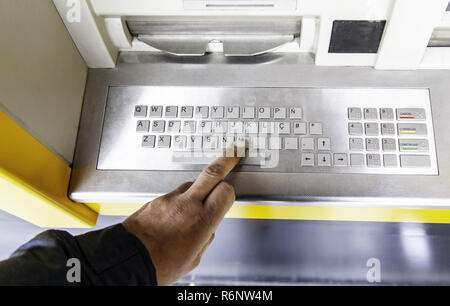 Dabei Geld aus einem Geldautomaten, Detail von Geld und Finanzen, Konsumismus Stockfoto