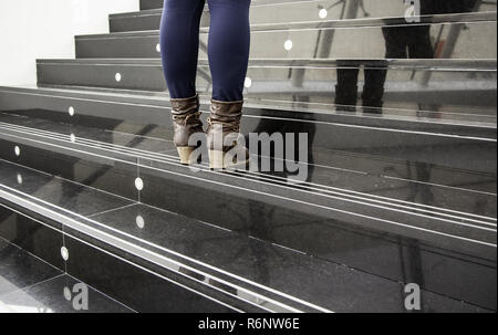 Damen Stiefel auf einer Treppe, Mode detail und vorhanden Stockfoto