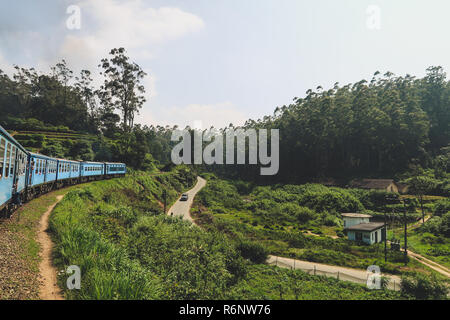 Straße neben der schönste Zugfahrt. Eisenbahn von Kandy Stockfoto