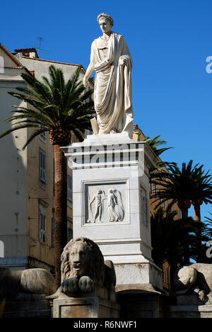 Statue von Napoleon als Erster Konsul in dem Foch-platz, Ajaccio, Korsika, Frankreich. Die eindrucksvolle Base ist ecorated mit vier kauernden Löwen Stockfoto