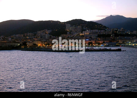 Ajaccio (Korsika, Frankreich) Hafen im Sonnenuntergang, Blick vom Boot aus Stockfoto