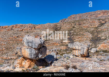 Felsbrocken auf die Bokveldskloof Wanderweg zum Malteserkreuz in der Nähe von Dwarsrivier in der cederberg Berge der Provinz Western Cape Stockfoto