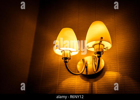 Warme Wandleuchte mit zwei Lampen Hintergrund Stockfoto