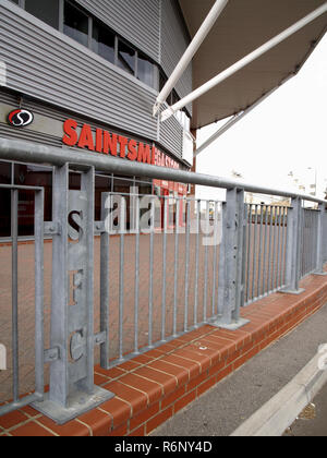 Außerhalb der Heiligen Megastore, bei St. Mary's Stadium, die Heimat von Southampton Football Club Stockfoto