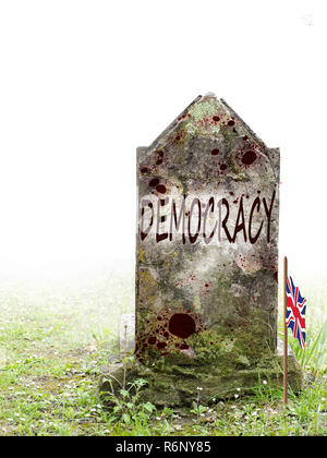 Die Demokratie ist tot, UK EU-Referendum Politik. Alten Grabstein in Nebel, mit Blut und verwahrlosten Union Jack Flagge. Stockfoto