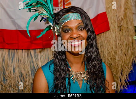 Ein polynesisches Frau trägt ein Tahitian Kopfschmuck auf der 34. jährlichen Mobile International Festival, Nov. 17, 2018 in Mobile, Alabama. Stockfoto