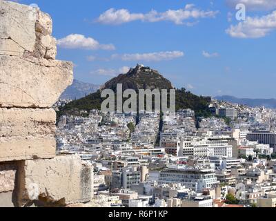 Panoramablick auf Athen von oben auf die Akropolis durch Marmor Ziegel, Griechenland Stockfoto