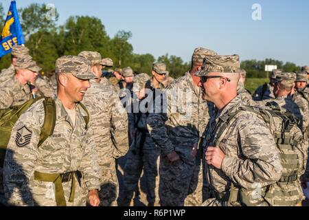 Us-Piloten und Soldaten aus verschiedenen Active Duty und National Guard Einheiten nehmen an einem Ruck März in Elwood, Kan., 5. Mai 2017. Der Service Mitglieder waren, für die die Bundeswehr Proficiency Badge, durch die 139 Airlift Wing, Missouri Air National Guard gehostet werden. Die Veranstaltung beinhaltet, Schwimmen, Sprints, Pull-up Running hängen, Pistole Treffsicherheit und ein Ruck März. Teilnimmt, kann in Bronze, Silber oder Gold Kategorien qualifizieren. Stockfoto