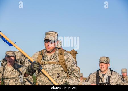 Us-Flieger an die 139 Sicherheitskräfte Geschwader zugewiesen in einem ruck März in Elwood, Kan., 5. Mai 2017 teilnehmen. Der Service Mitglieder waren, für die die Bundeswehr Proficiency Badge, durch die 139 Airlift Wing, Missouri Air National Guard gehostet werden. Die Veranstaltung beinhaltet, Schwimmen, Sprints, Pull-up Running hängen, Pistole Treffsicherheit und ein Ruck März. Teilnimmt, kann in Bronze, Silber oder Gold Kategorien qualifizieren. Stockfoto