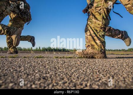 Us-Piloten und Soldaten aus verschiedenen Active Duty und National Guard Einheiten nehmen an einem Ruck März in Elwood, Kan., 5. Mai 2017. Der Service Mitglieder waren, für die die Bundeswehr Proficiency Badge, durch die 139 Airlift Wing, Missouri Air National Guard gehostet werden. Die Veranstaltung beinhaltet, Schwimmen, Sprints, Pull-up Running hängen, Pistole Treffsicherheit und ein Ruck März. Teilnimmt, kann in Bronze, Silber oder Gold Kategorien qualifizieren. Stockfoto