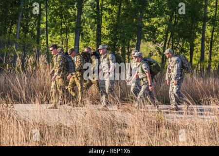 Us-Piloten und Soldaten aus verschiedenen Active Duty und National Guard Einheiten nehmen an einem Ruck März in Elwood, Kan., 5. Mai 2017. Der Service Mitglieder waren, für die die Bundeswehr Proficiency Badge, durch die 139 Airlift Wing, Missouri Air National Guard gehostet werden. Die Veranstaltung beinhaltet, Schwimmen, Sprints, Pull-up Running hängen, Pistole Treffsicherheit und ein Ruck März. Teilnimmt, kann in Bronze, Silber oder Gold Kategorien qualifizieren. Stockfoto