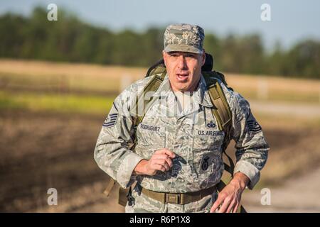 Us-Piloten und Soldaten aus verschiedenen Active Duty und National Guard Einheiten nehmen an einem Ruck März in Elwood, Kan., 5. Mai 2017. Der Service Mitglieder waren, für die die Bundeswehr Proficiency Badge, durch die 139 Airlift Wing, Missouri Air National Guard gehostet werden. Die Veranstaltung beinhaltet, Schwimmen, Sprints, Pull-up Running hängen, Pistole Treffsicherheit und ein Ruck März. Teilnimmt, kann in Bronze, Silber oder Gold Kategorien qualifizieren. Stockfoto