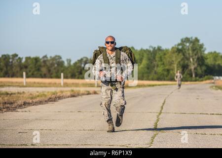 Us-Piloten und Soldaten aus verschiedenen Active Duty und National Guard Einheiten nehmen an einem Ruck März in Elwood, Kan., 5. Mai 2017. Der Service Mitglieder waren, für die die Bundeswehr Proficiency Badge, durch die 139 Airlift Wing, Missouri Air National Guard gehostet werden. Die Veranstaltung beinhaltet, Schwimmen, Sprints, Pull-up Running hängen, Pistole Treffsicherheit und ein Ruck März. Teilnimmt, kann in Bronze, Silber oder Gold Kategorien qualifizieren. Stockfoto