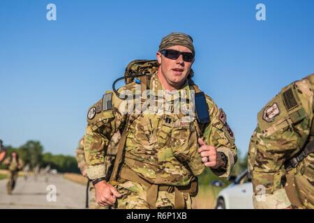 Us-Piloten und Soldaten aus verschiedenen Active Duty und National Guard Einheiten nehmen an einem Ruck März in Elwood, Kan., 5. Mai 2017. Der Service Mitglieder waren, für die die Bundeswehr Proficiency Badge, durch die 139 Airlift Wing, Missouri Air National Guard gehostet werden. Die Veranstaltung beinhaltet, Schwimmen, Sprints, Pull-up Running hängen, Pistole Treffsicherheit und ein Ruck März. Teilnimmt, kann in Bronze, Silber oder Gold Kategorien qualifizieren. Stockfoto