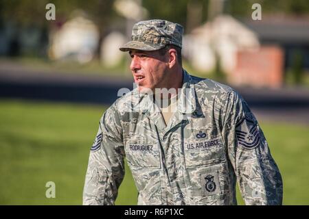 Us-Piloten und Soldaten aus verschiedenen Active Duty und National Guard Einheiten nehmen an einem Ruck März in Elwood, Kan., 5. Mai 2017. Der Service Mitglieder waren, für die die Bundeswehr Proficiency Badge, durch die 139 Airlift Wing, Missouri Air National Guard gehostet werden. Die Veranstaltung beinhaltet, Schwimmen, Sprints, Pull-up Running hängen, Pistole Treffsicherheit und ein Ruck März. Teilnimmt, kann in Bronze, Silber oder Gold Kategorien qualifizieren. Stockfoto