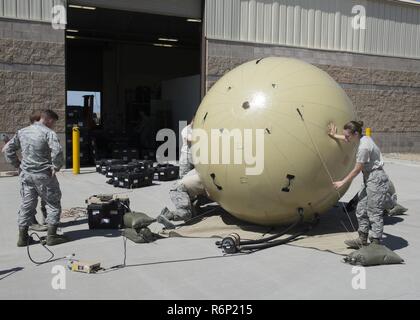 Mitglieder der 726th Air Control Squadron zusammenbauen eine kleine Kommunikationspaket 30. Mai 2017, am Mountain Home Air Force Base, Idaho. Der aufblasbare System ermöglicht kleinere Teams und ohne sich auf externen Agenturen beschäftigen. Stockfoto