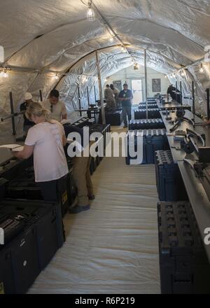 Mitglieder der 726th Air Control Squadron montieren Ihre neuen TYQ-23 ein Control und Reporting Center 30. Mai 2017, am Mountain Home Air Force Base, Idaho. Die kleineren, weniger sperrige Ausrüstung ermöglicht Transport und leichter machen. Stockfoto