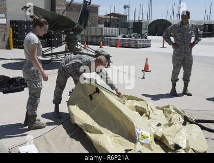 Chief Master Sergeant Mark Hurst, 552Nd Air Control Wing Command Chief (Mitte) baut eine kleine Kommunikationspaket mit Hilfe von der 726th Air Control Squadron 31. Mai 2017, am Mountain Home Air Force Base, Idaho. Die GATR (Masse Antenne Senden und Empfangen) System in weniger als 36 Minuten eingestellt werden kann, im Vergleich zu einem traditionellen Satelliten, der von vier bis sechs Stunden in Anspruch nehmen kann. Stockfoto