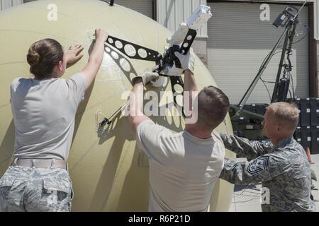 Chief Master Sergeant Mark Hurst, 552Nd Air Control Wing Command Chief (ganz rechts) ist dargestellt, wie die kleine Kommunikation von Mitgliedern der 726th Air Control Squadron 31. Mai 2017 zu montieren, in Mountain Home Air Force Base, Idaho. Das ist der erste 726th Air Control Squadron auf das System und Bericht testen, ob es etwas ist, das Sie auch weiterhin, mit zu arbeiten. Stockfoto