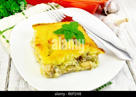 Gratin Kartoffel mit Fisch in der Platte an Bord Stockfoto