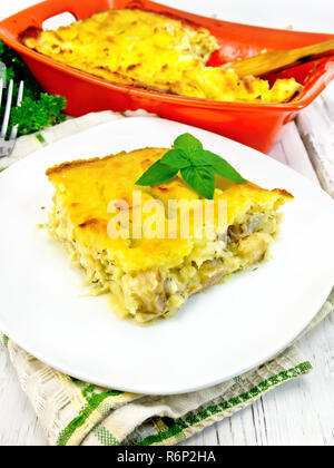 Gratin Kartoffel mit Fisch in der Platte auf Serviette Stockfoto