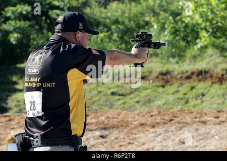 Columbia, MO-Sgt. 1. Klasse Michael Gasser aus Houston, Texas greift Ziele während der 2017 Bianchi Cup Action Pistole nationalen Meisterschaften in Columbia, Missouri von Mai 23.-27. Gasser den dritten Platz in der Gesamtwertung der Open Division. Stockfoto