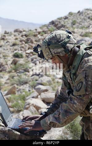 In FORT IRWIN, Kalifornien - SPC. Steven McAdoo, Expeditionary CEMA (Cyber elektromagnetischen Aktivitäten) Team (ECT), 781St Military Intelligence Battalion, Cyberspace Operationen am National Training Center in Fort Irwin, Kalifornien, 9. Mai 2017 führt. Stockfoto