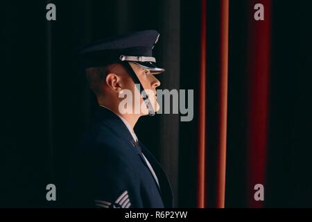 Staff Sgt. Scott Zawacki, US Air Force Ehre Scots Guards, bereitet die Farben während der US Air Force Band Flieger der Hinweis auf das Classic Center Theater in Athen, Ga, 24. Mai 2017 zu veröffentlichen. Sowohl die Band als auch die Ehrengarde teilen die gleiche Mission: Wer gedient haben, Ehre, INSPIRE, Patriotismus und Dienst, und sich positiv auf die globale Gemeinschaft Auswirkungen im Auftrag der US Air Force und den Vereinigten Staaten von Amerika. Stockfoto