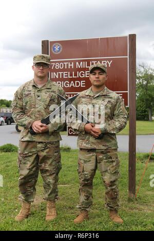 Spc. Johnny Long, Links, Loslösung Hawaii, 782Nd Military Intelligence (MI) Battalion, 780Th MI Brigade, und Staff Sgt. Humberto Gutierrez, Sitz und Hauptverwaltung Company, 780th MI Brigade, wurden als die US Army Intelligence and Security Command 2017 Region Nord besten Krieger die Gewinner des Wettbewerbs ausgewählt und werden auf die nächste Stufe des Wettbewerbs am Fort A.P. voraus Hill, Virginia, im Juli. Stockfoto