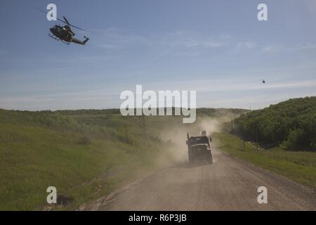 Kalten SEE, AB, Kanada - Marines Marine Wing Support Squadron 473 zugeordnet, 4 Marine Flugzeugflügel, Marine Reserve, Konvois zu den kanadischen Manöver Training Center, Camp Wainwright durch zwei Royal Canadian Air Force Bell CH-146 Griffons in Alberta, Kanada, 30. Mai 2017, während der übung Maple Flag 50 begleitet. MWSS-473 begleiten in Training Center reale Welt tanken Unterstützung der Royal Canadian Air Force CH-17 Chinook und CH-146 Griffon Typ Modell Serie während der Übung Maple Flag 50 zur Verfügung zu stellen. Stockfoto