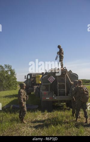 Kalten SEE, AB, Kanada - Marines mit Marine Wing Support Squadron 473, 4 Marine Flugzeugflügel, Marine Reserve, betreiben eine Bewaffnung und Auftanken für die Royal Canadian Air Force CH-17 Chinook und CH-146 Griffon Typ Modell Serie an der kanadischen Manöver Training Center, Camp Wainwright in Alberta, Kanada, 30. Mai 2017. Übung Maple Flag bereitet internationale Aircrew, Wartung und Support für die Härte der Arbeitsgänge, die in der Moderne Antenne battlespace. Stockfoto