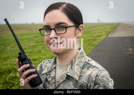 Us Air Force Airman 1st Class Kelly Mäntel, ein 35Th Operations Support Squadron Flugplatz Manager, posiert für ein Foto auf dem Flug Linie an Misawa Air Base, Japan, 25. Mai 2017. In ihrer Kapazität, Mäntel kümmert sich um die Instandhaltung der Start- und Landebahnen, Beleuchtung und andere Flugplatz Komponenten und Systeme, und trägt dazu bei, dass alle Starts und Landungen ohne Zwischenfall fortfahren kann. Wenn Sie nicht arbeiten, sie ist Zeichnung Comic der Base, "Airmanitis." Mäntel "die Kunst ist die Flucht aus der Realität die Kreditvergabe an ihre Ausfallsicherheit als warfighter im Pazifik. Stockfoto