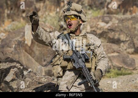 MARINE Corps Air Ground Combat Center Twentynine Palms, Kalifornien - Cpl. Charles Moore, ein Squad Leader für Waffen Platoon, Alpha Company, 1.BATAILLON, 8 Marine Regiment, führt Aufträge zum Maschinengewehr emplacments während einer verstärkten Firma Angriff an Reichweite 400 an Bord Marine Corps Air Ground Combat Center, Twentynine Palms, Kalifornien, 7. Mai 2017. Die Marines eine Ebene des Unternehmens Angriff durch Maschinengewehre, Fahrzeuge, Mörtel und Scharfschützen als Teil der integrierten Ausbildung Exericse 3-17 verstärkt. Integrierte Ausbildung Übung ist eine Schulung Entwicklung führte fünf Mal im Jahr zu erhöhen Stockfoto