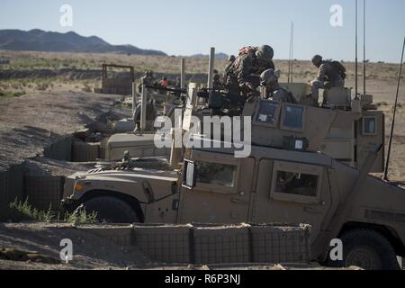 MARINE CORPS AIRGROUND COMBAT CENTER Twentynine Palms, Kalifornien - Marines ihre Waffensysteme im Bereich 106A an Bord Marine Corps Air Ground Combat Center, Twentynine Palms, Kalifornien, 2. Mai 2017 vorbereiten. Fahrzeug gunners mit der Logistik combat Element der Marine Air Ground Task Force 3 führte eine Live-Fire Schießen Nutzung Fahrzeug Waffensysteme während integrierte Ausbildung Übung 3-17 montiert. ITX ist eine Schulung Entwicklung führte fünf Mal im Jahr die Letalität und Co - Interoperabilität zwischen den vier Elemente einer Magtf zu verbessern. Stockfoto