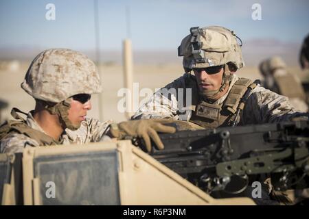 MARINE CORPS AIRGROUND COMBAT CENTER Twentynine Palms, Kalifornien - Lance Cpl. Raul Rodriguez und Cpl. Logan Pickering, beide Motor Verkehrsunternehmen mit 1 Transport Support Battalion, bereiten Sie ein M240B medium Maschinengewehr auf Palette 106 eine an Bord Marine Corps Air Ground Combat Center, Twentynine Palms, Kalifornien, 2. Mai 2017. Fahrzeug gunners mit der Logistik combat Element der Marine Air Ground Task Force 3 führte eine Live-Fire Schießen Nutzung Fahrzeug Waffensysteme während integrierte Ausbildung Übung 3-17 montiert. ITX ist eine Schulung Entwicklung fünf Mal im Jahr durchgeführt, um enhanc Stockfoto