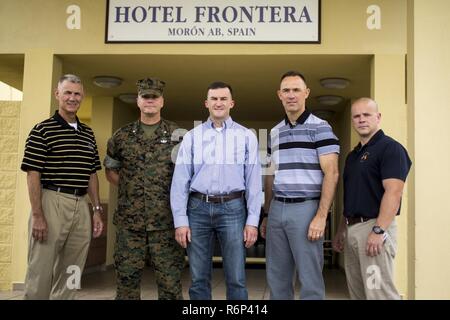 Von links nach rechts, Lieutenant General Rex C. McMillian, Kommandant der Marine Corps Forces finden und Marine Corps Forces North, Oberstleutnant Allen Laughlin, Executive Officer von Special Purpose Marine Air-Ground Task Force-Crisis Response-Africa, Oberstleutnant Greig Gehman, SPMAGTF-CR-AF Aviation combat Element kommandierenden Offizier, SgtMaj. Patrick L. Kimble, Sergeant Major von MARFORRES und MARFORNORTH, und Kapitän Michael Szampruch, Aide-de-camp von MARFORRES und MARFORNORTH, für ein Foto auf Morón Air Base, Spanien, 26. Mai 2017 dar. SPMAGTF-CR-AF bereitgestellt begrenzte Reaktion auf Krisen und Theater securit durchzuführen Stockfoto