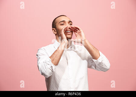 Auf rosa Junge legerer Mann schrie Studio isoliert Stockfoto