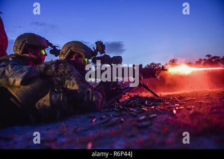 Marine Special Operations Schule Individuelle Schulung Studenten eine M249 Squad Automatic Weapon während der Nacht - fire training April 13, 2017, in Camp Lejeune. Zum ersten Mal, US Air Force Special Taktik Flieger verbrachte drei Monate in der Marine Special Operations Command Marine Raider Ausbildung Pipeline, die Bemühungen um gemeinsame Denkweisen über Special Operations Forces zu errichten. Stockfoto