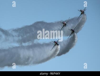 Die Thunderbirds, offiziell als der US-Air Force Demonstration Squadron bekannt, führt Precision aerial Manöver, wie sie Scott Air Force Base, Calif., 8. Juni 2017 eingehen. Für seine Demonstration Rolle, die einzige erforderliche Änderungen der Installation sind ein Rauch-System erzeugt in der Regel für die 20-mm-Kanone und die Lackierung der Flugzeuge in Thunderbird Farben vorbehalten. Seit der Gründung des Team, 325 Offiziere getragen haben den distinguished Emblem "Amerikas Botschafter in Blau" und über 300 Millionen Menschen haben ihre Show erlebt. Stockfoto